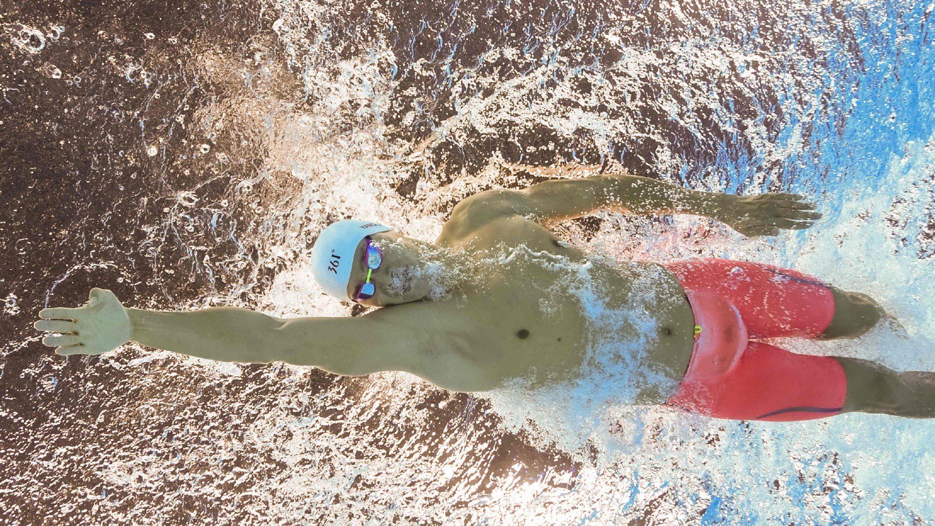 C罗赛后在球场中央独自默哀致敬传奇,c罗出战