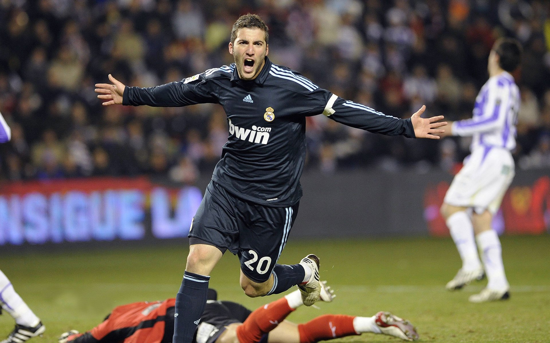 曼城大胜埃弗顿,继续领跑积分榜,曼城对战埃弗顿